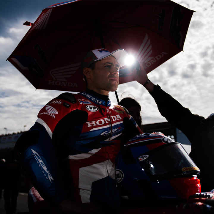 Kierowca serii WSBK Leon Haslam udziela wywiadu.