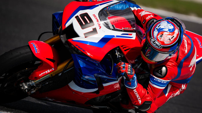 Motocykl Honda Fireblade podczas wyścigu WSBK — widok z przodu.