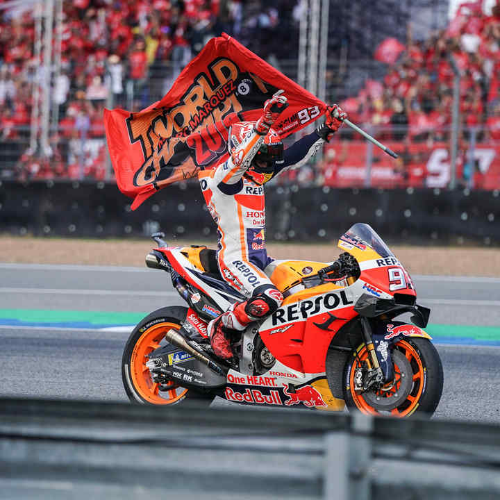 Kierowca zespołu Honda MotoGP Marc Marquez świętuje zwycięstwo odniesione na modelu Fireblade.