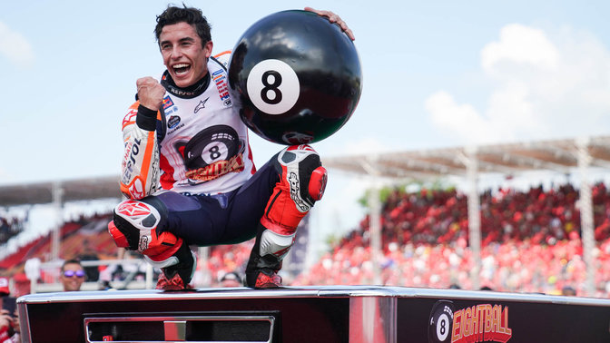 Kierowca zespołu Honda MotoGP Marc Marquez świętuje zwycięstwo w wyścigu.