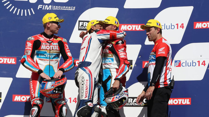 Kierowcy Honda EWC świętujący zwycięstwo.