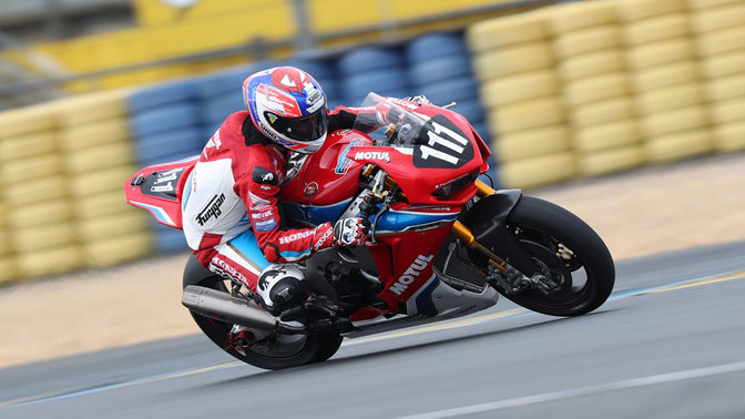 Motocykl Honda Fireblade podczas wyścigu EWC — widok z przodu.