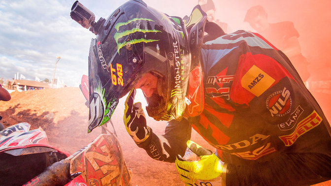 Kierowca Honda MXGP po wyścigu w burzy piaskowej.