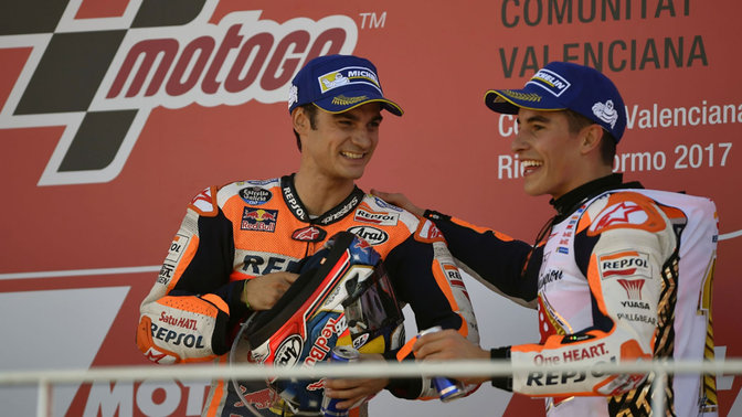 Dwóch kierowców Honda MotoGP świętuje zwycięstwo w wyścigu.