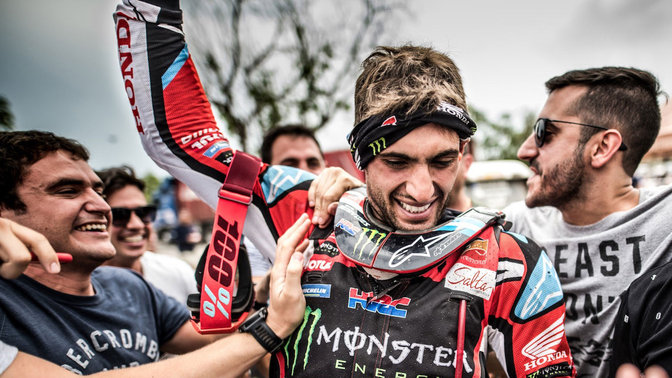 Kierowca zespołu Honda Rally świętuje zwycięstwo.