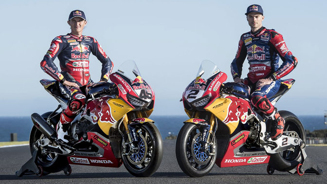 Dwóch kierowców na motocyklach Honda Fireblade WSBK.