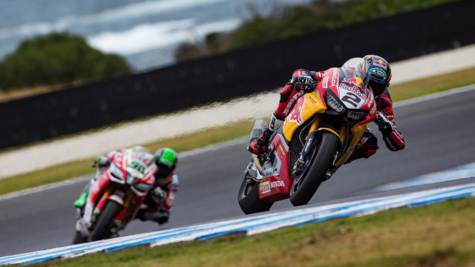 Motocykl Honda WSBK z przodu podczas wyścigu.