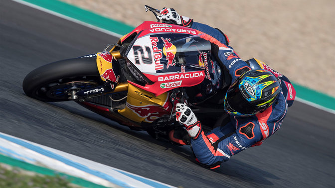 Motocykl Honda Fireblade podczas wyścigu WSBK — widok z przodu.
