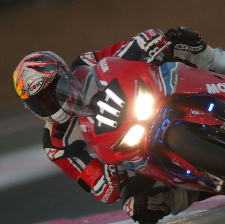 Zbliżenie na motocykl Honda EWC na torze wyścigowym.