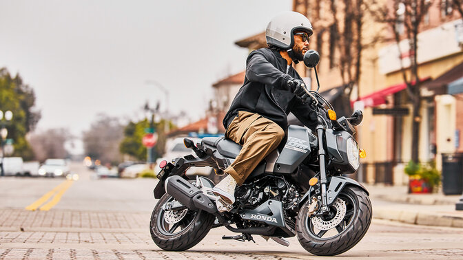 SH350i - ujęcie statyczne z boku z kierowcą