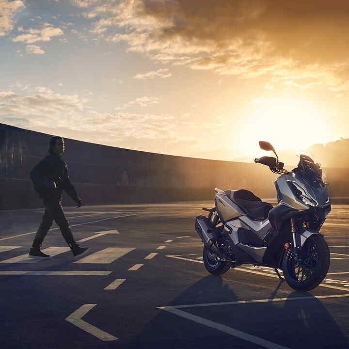 Honda ADV350 z mocnym sportowym silnikiem oraz wytrzymałym, płynnie działającym zawieszeniem