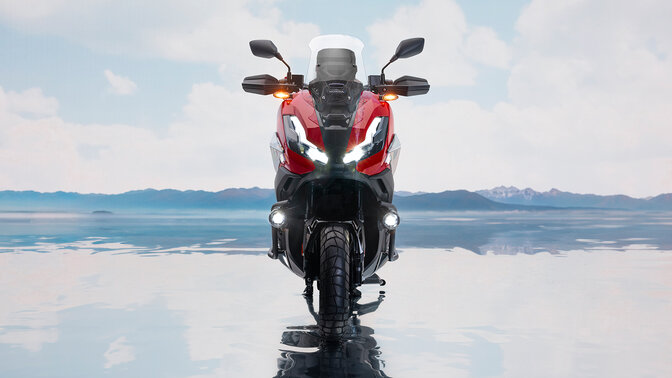 Honda ADV350, skierowany przodem, w nadmorskiej lokalizacji. 