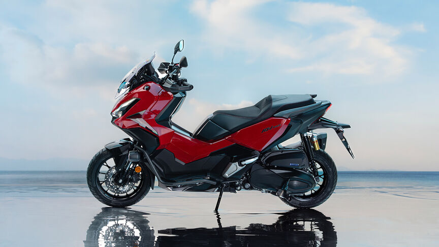 Widok 3/4 na Hondę ADV350 w lokalizacji nadmorskiej.