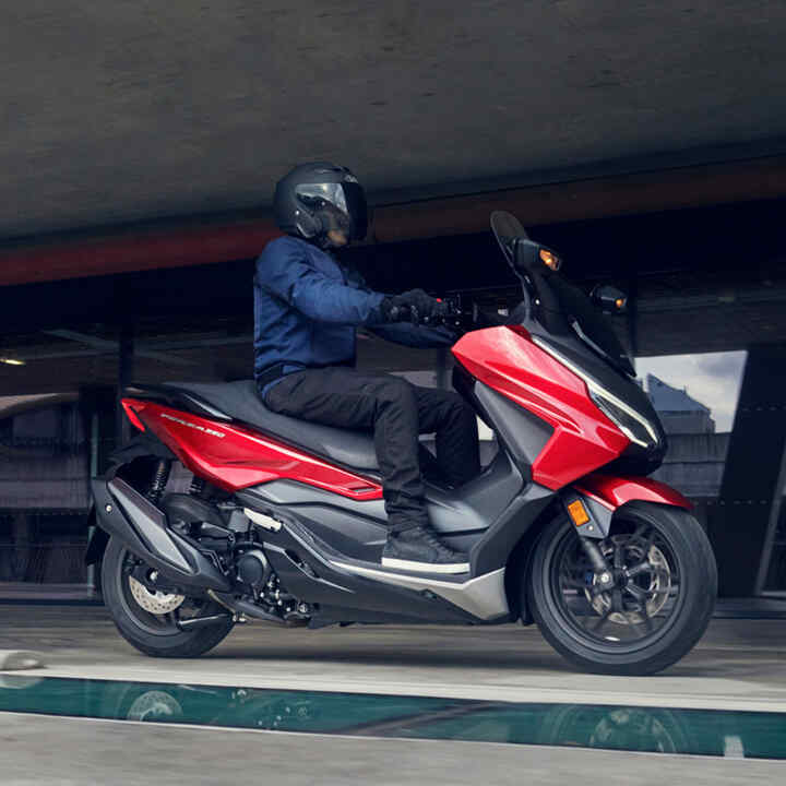 Forza 350 RHS - dynamiczne ujęcie z kierowcą