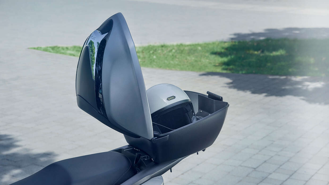 Zbliżenie na praktyczny, 45-litrowy kufer górny motocykla Honda CUV e.