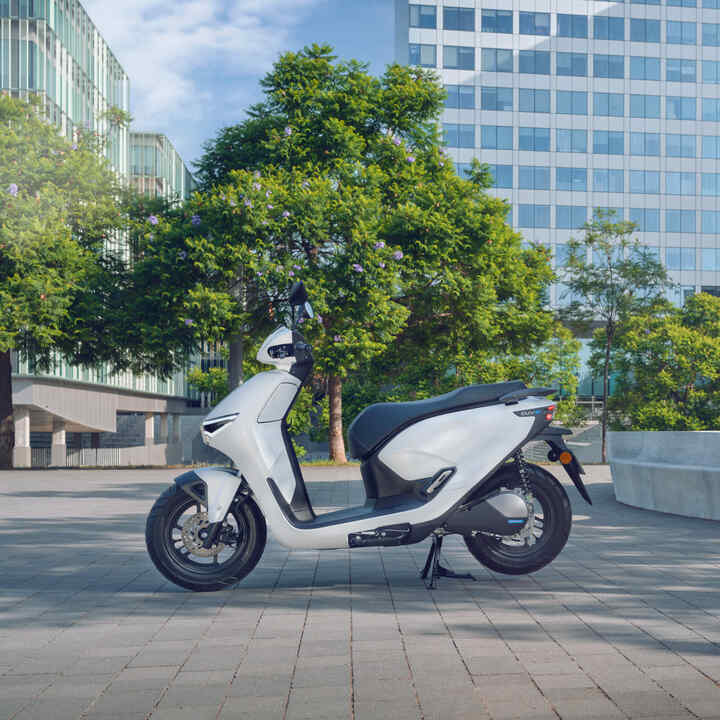 Motocykl Honda CUV e zaparkowany w mieście.