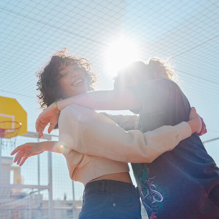Dwa modele przytulające się w świetle słońca na EM1 e: podczas sesji zdjęciowej