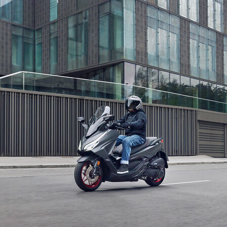 Honda Forza 125 Special Edition, dynamiczna na drodze.