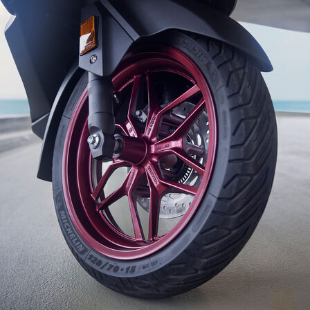 Przednie koło Hondy Forza 125 Special Edition.