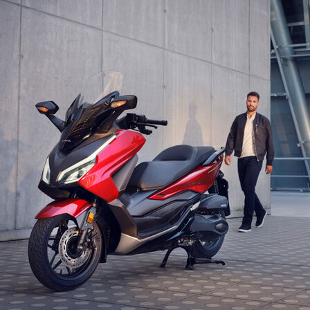 Honda Forza 350 na centralnej stopce z modelem