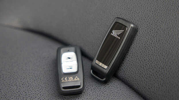 Obsługa Hondy Forza 350 za pomocą kluczyka Smart Key