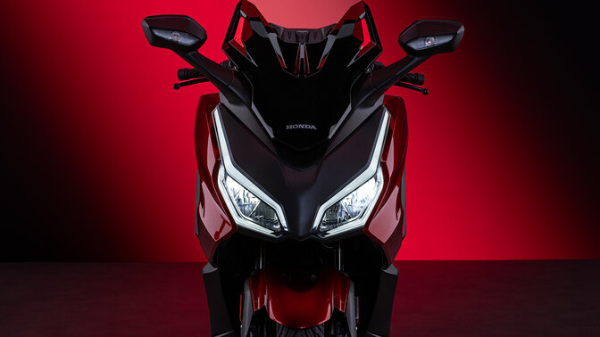 Honda Forza 350 w plenerze z modelem