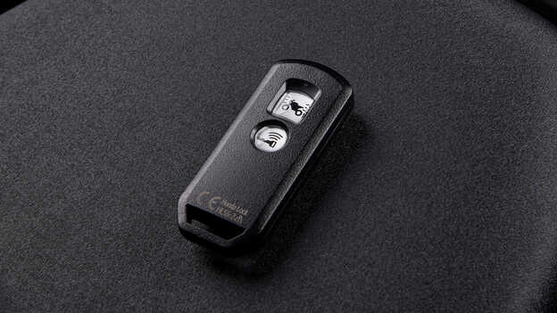 Forza 750 - wbudowane schowki i kluczyk Smart Key