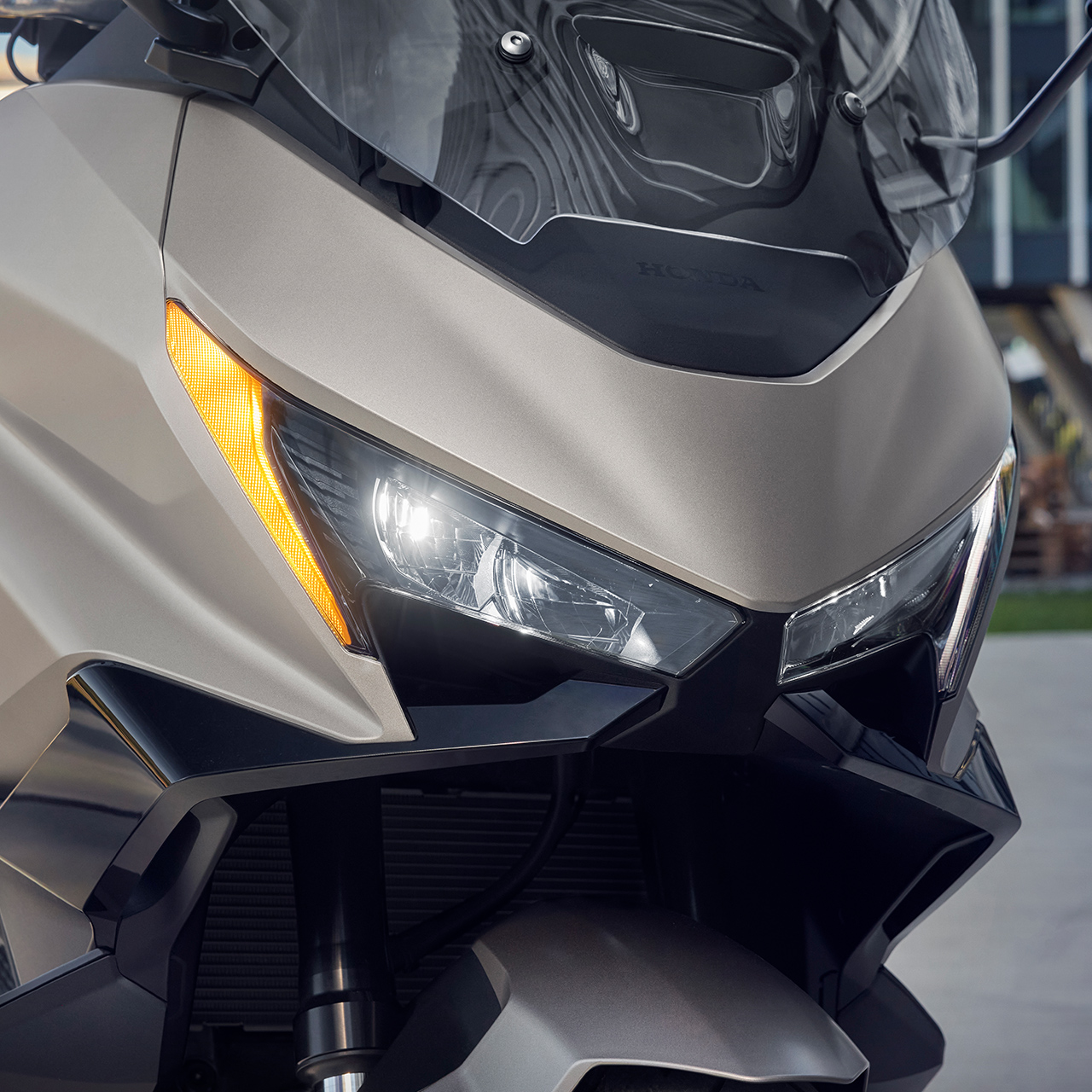 Zbliżenie na jasne światła dobrze widocznego motocykla Forza 750