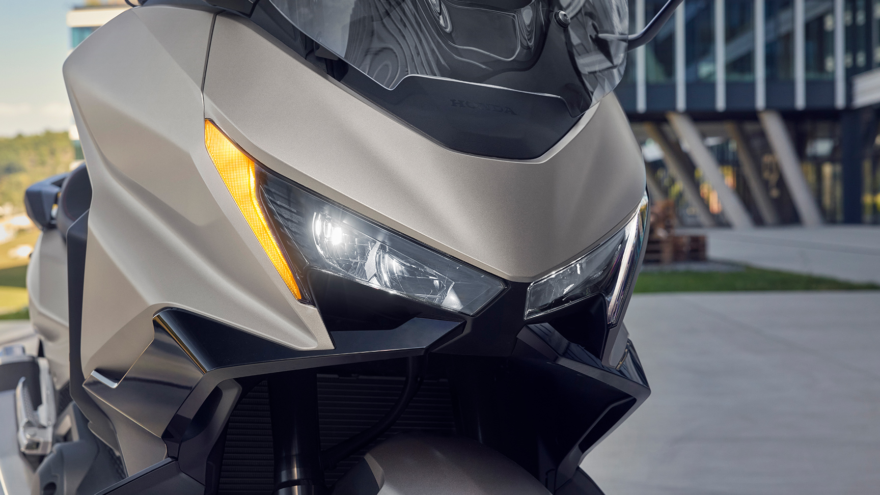 Zbliżenie na jasne światła dobrze widocznego motocykla Forza 750