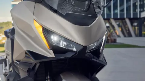 Zbliżenie na jasne światła dobrze widocznego motocykla Forza 750