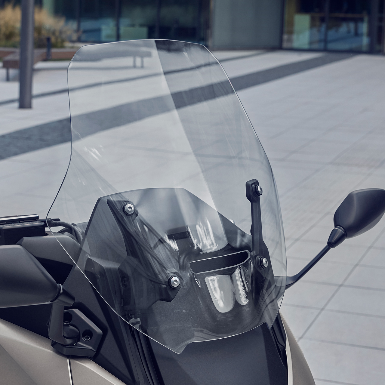 Zbliżenie elektrycznie regulowanej szyby motocykla Forza 750