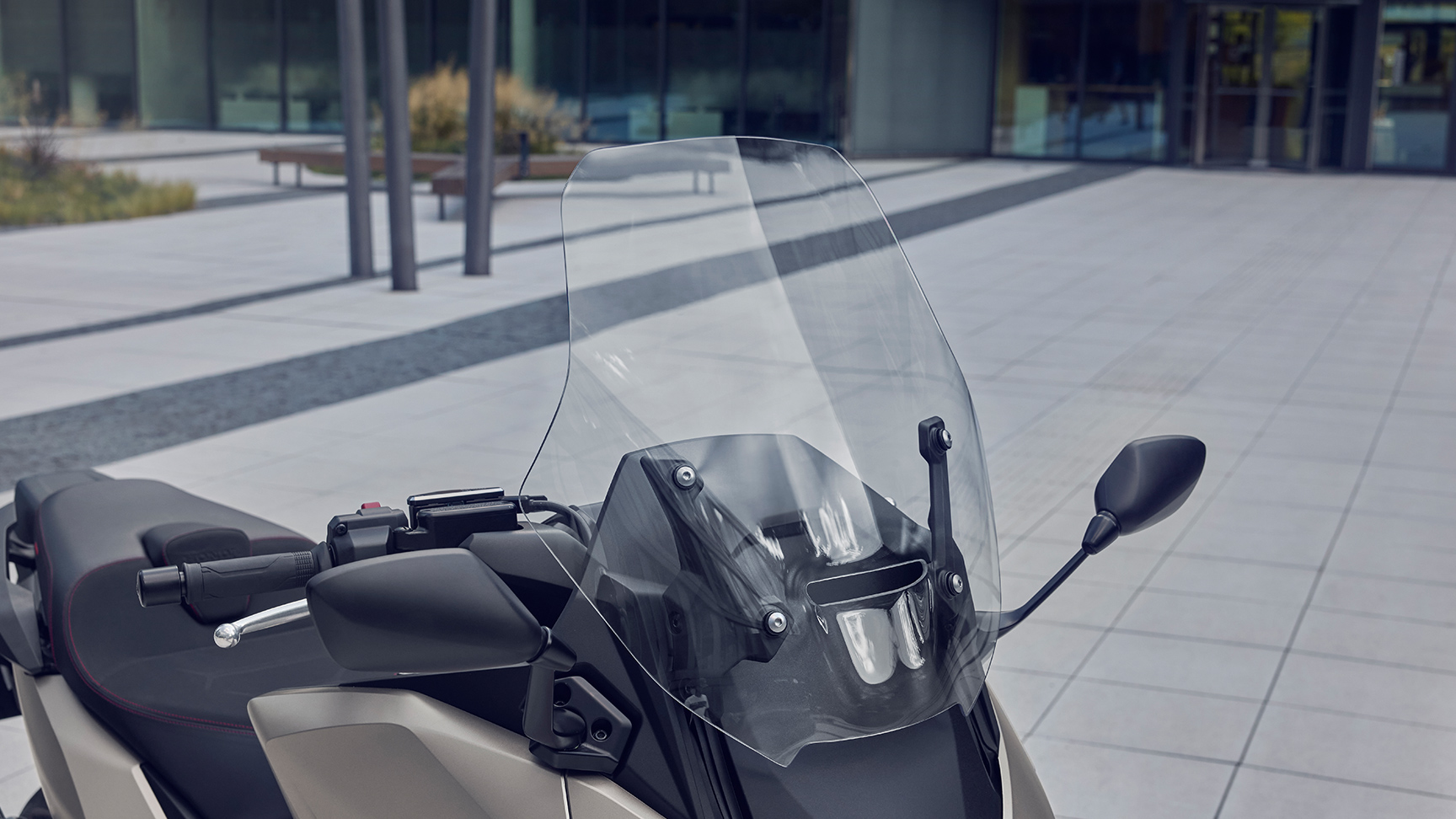 Zbliżenie elektrycznie regulowanej szyby motocykla Forza 750