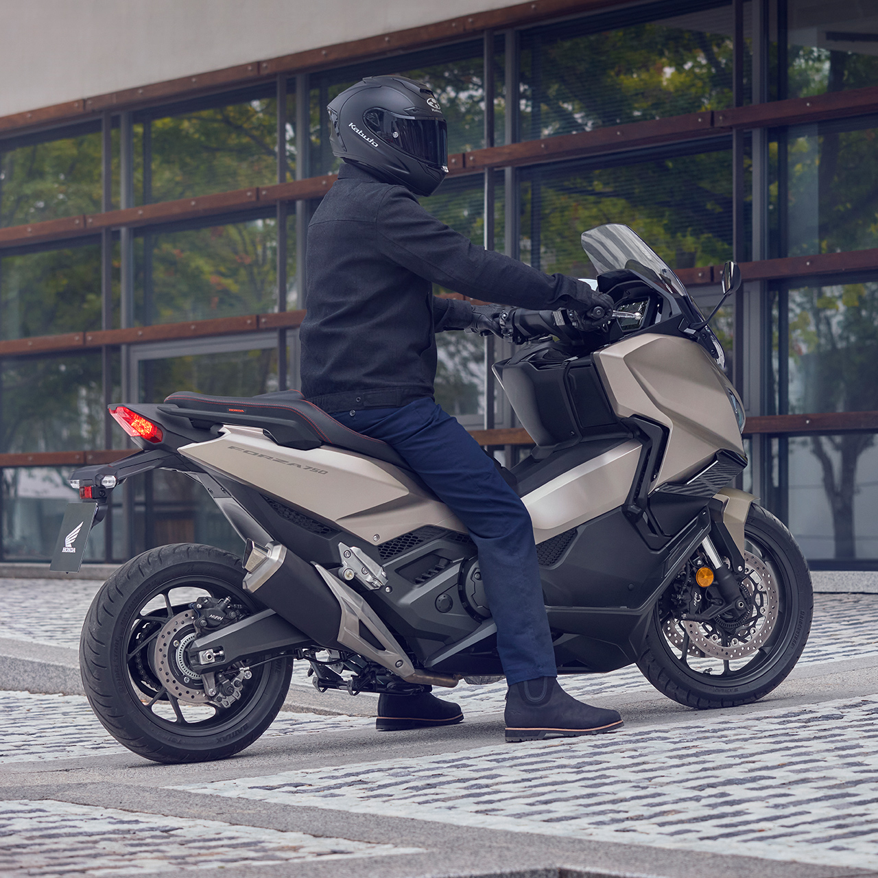 Motocykl Forza 750 zaparkowany na ulicy.