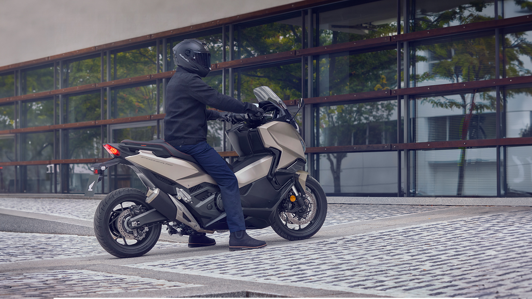 Motocykl Forza 750 zaparkowany na ulicy.
