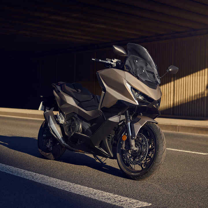 Motocykl Forza 750 zaparkowany na drodze.