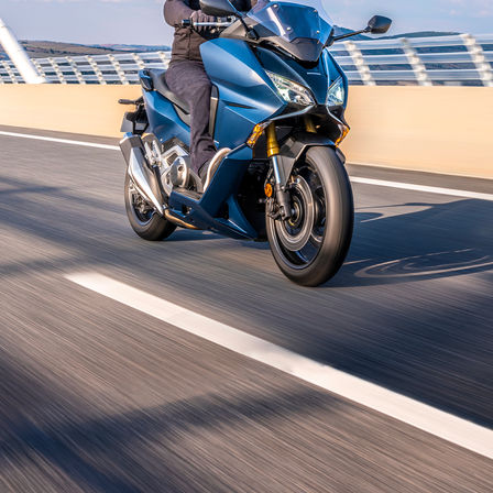 Forza 750, motocyklista i ocean