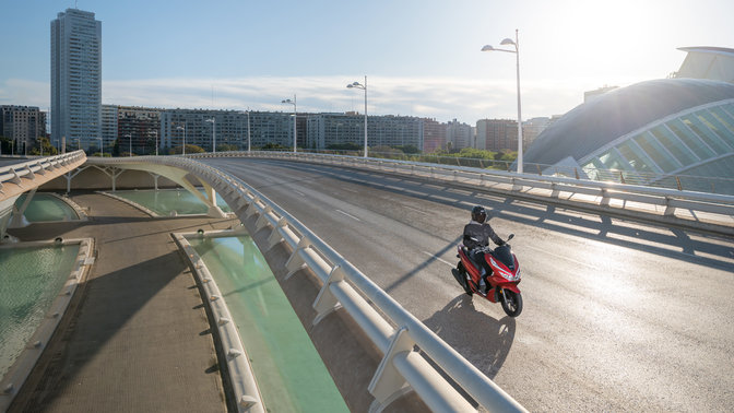 Honda PCX125 jadąca przez miasto.