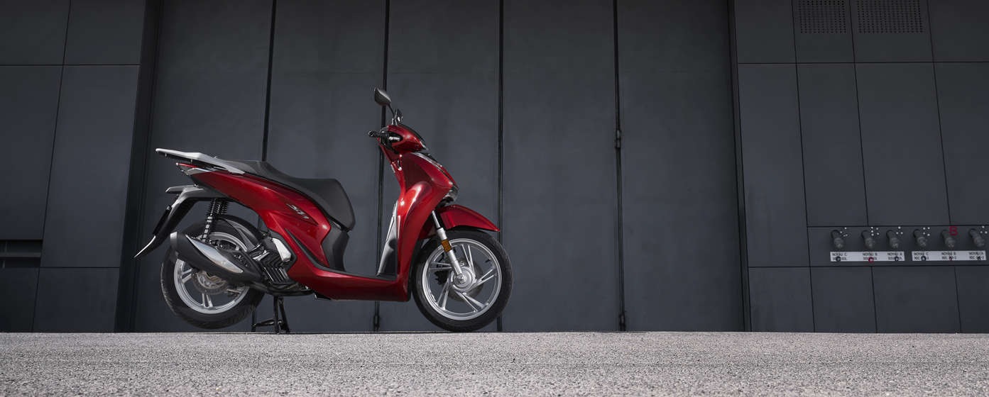 Honda SH125i w miejskiej scenerii.