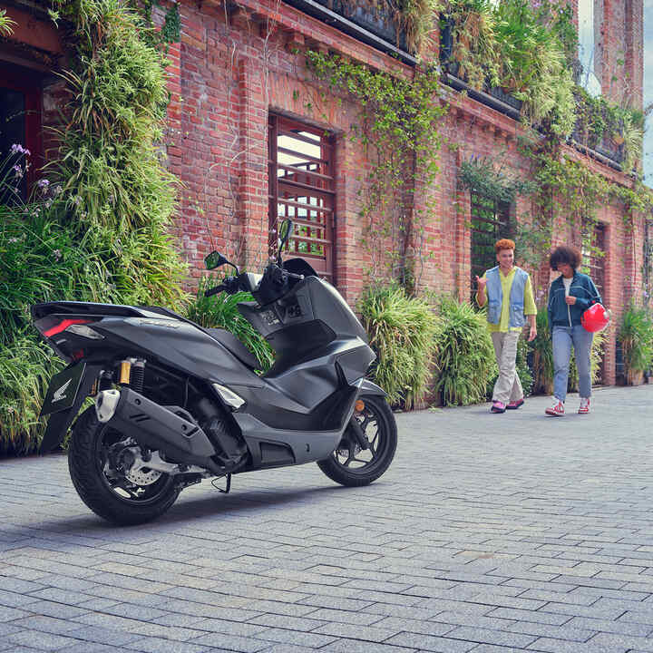 Modele idący w kierunku motocykla PCX125.
