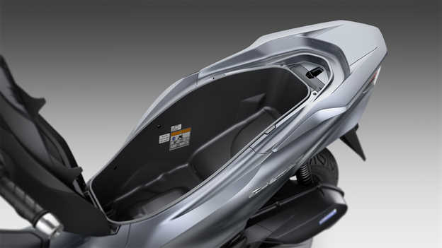 Honda PCX125 - Dodatkowa przestrzeń bagażowa i ładowarka z gniazdem USB Type-C