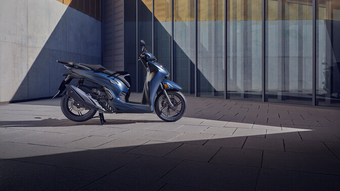 Honda 350i na dziedzińcu. 