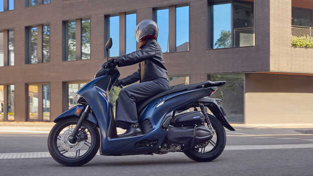 Kierowca na Hondzie SH350 w mieście.