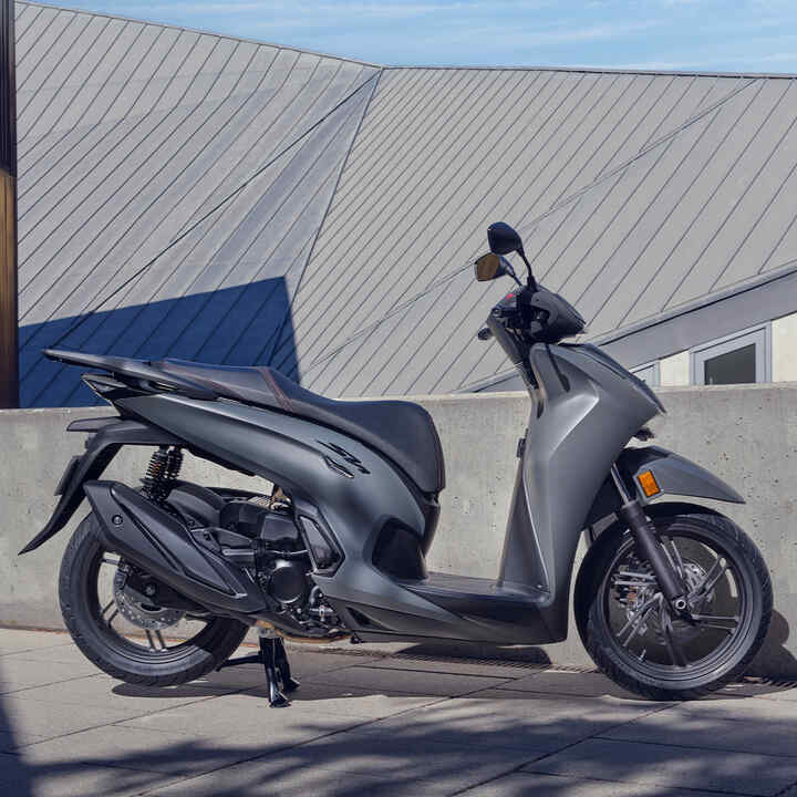 Honda SH350i na dziedzińcu.