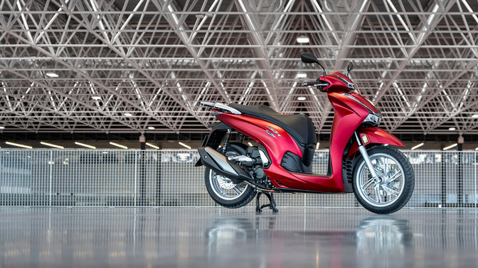 Honda SH350i, widok z prawej strony, zaparkowana, czerwony motocykl