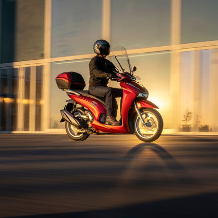 Honda SH350i, dynamiczne ujęcie z boku