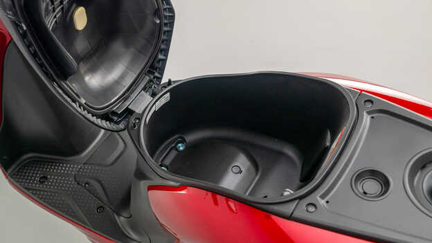 Vision 110 - schowek pod siedzeniem
