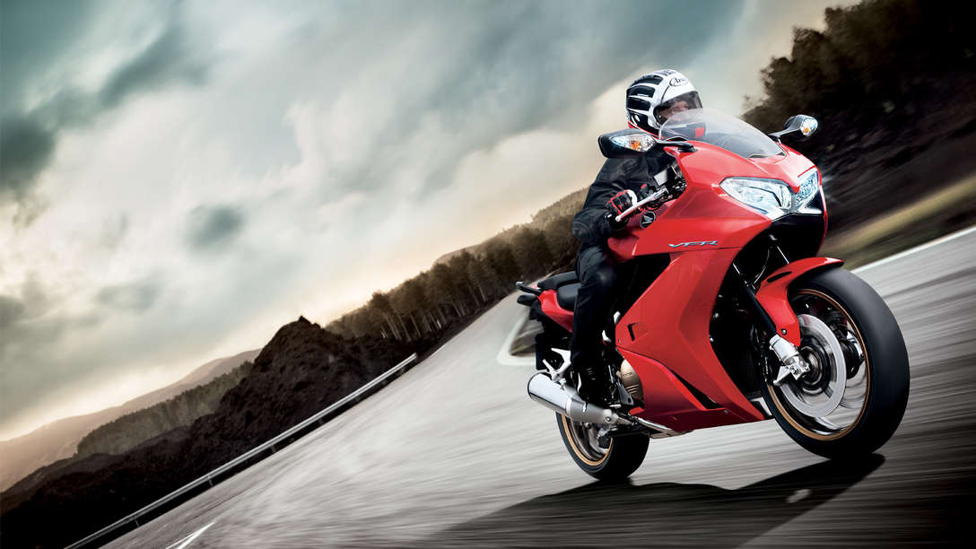 Honda VFR800F – motocykl w barwach Victory Red w dynamicznym ujęciu