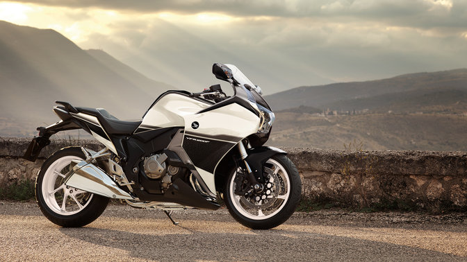 Front 3-quarter view of VFR800F, parked (location).