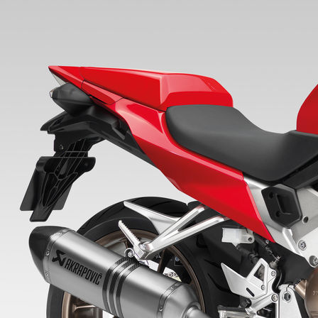 Honda Integra – akcesoryjne boczne kufry z przedniej perspektywy