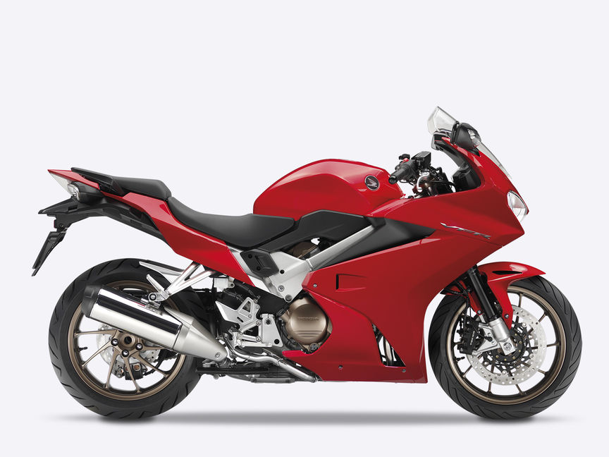 Honda VFR800F – studyjne zdjęcie przedstawiające motocykl w barwach Victory Red z profilu